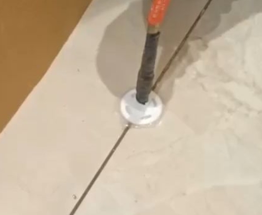 井陉矿瓷砖空鼓维修公司专业解答瓷砖在铺贴过程中，如果没有涂抹均匀到位的粘结材料（如水泥砂浆或瓷砖胶），可能会导致以下问题